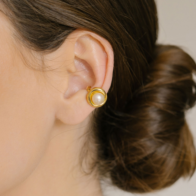 Brinco dourado ear cuff com pérolas naturais 8 e 9mm