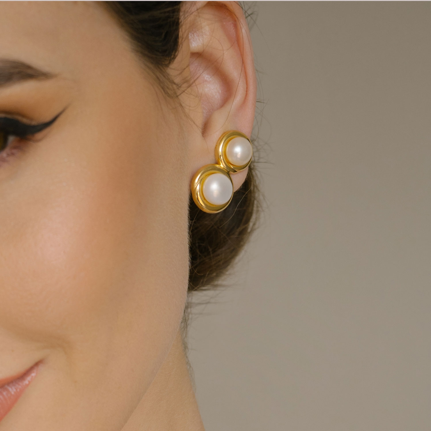 Brinco dourado ear cuff com pérolas naturais 8 e 9mm