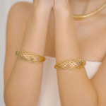 Bracelete dourado trama em metal 